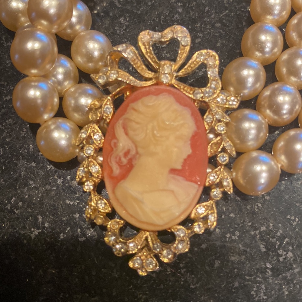 3 strand pearl necklace with cameo - Picture 6 of 6